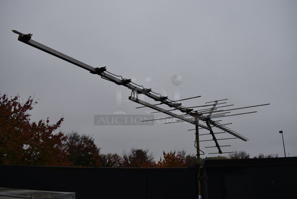Antenna on Mount. BUYER MUST REMOVE - Image 2 of 5