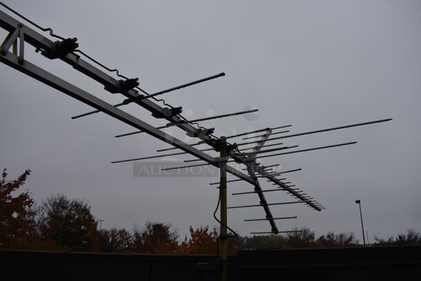 Antenna on Mount. BUYER MUST REMOVE - Image 3 of 5