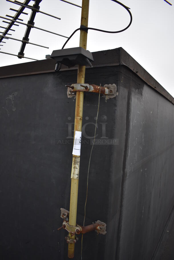 Antenna on Mount. BUYER MUST REMOVE - Image 4 of 5