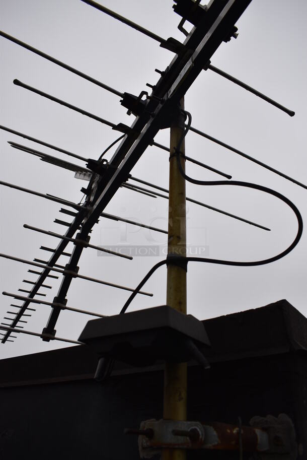 Antenna on Mount. BUYER MUST REMOVE - Image 5 of 5