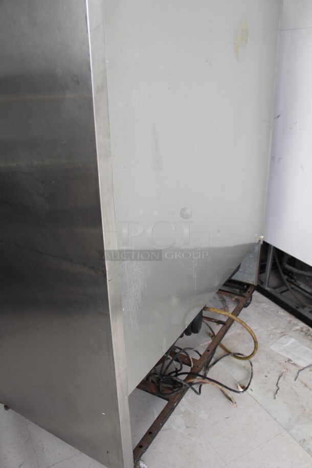 FANTASTIC! True Model TS-49 Commercial Stainless Steel Double Door Reach In Refrigerator/Cooler On Commercial Casters. 54x29.5x83. 115V/60Hz. Working When Removed!  - Image 8 of 9