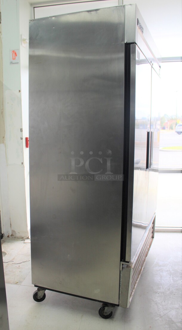 FANTASTIC! True Model TS-49 Commercial Stainless Steel Double Door Reach In Refrigerator/Cooler On Commercial Casters. 54x29.5x83. 115V/60Hz. Working When Removed!  - Image 9 of 9