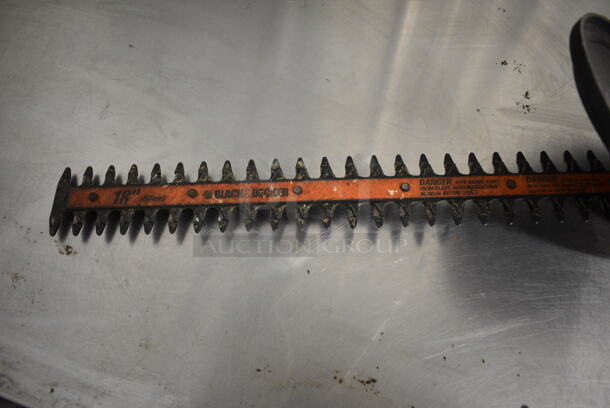 Black and Decker Electric Hedge Trimmer. 7x9x32 - Image 2 of 4