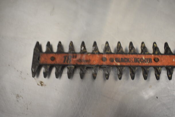 Black and Decker Electric Hedge Trimmer. 7x9x32 - Image 3 of 4