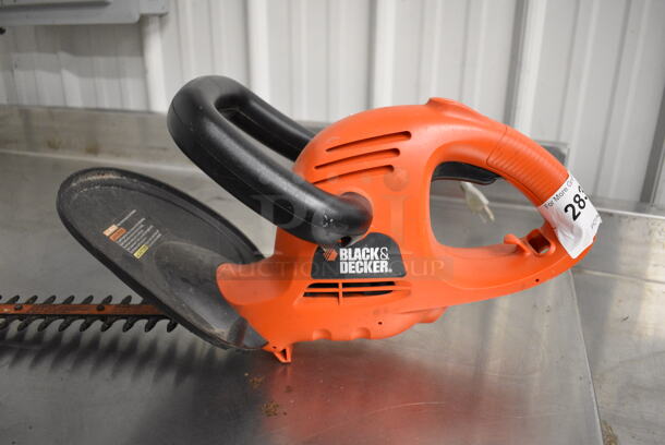 Black and Decker Electric Hedge Trimmer. 7x9x32 - Image 4 of 4