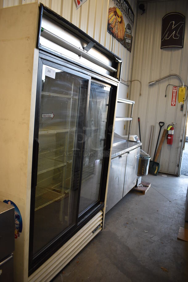 NICE! 2006 True Model GDM-47 Metal Commercial 2 Door Reach In Cooler Merchandiser w/ Poly Coated Racks. 115 Volts, 1 Phase. 54x29x79. Tested and Working! - Image 3 of 8