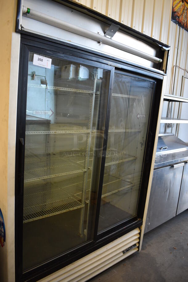 NICE! 2006 True Model GDM-47 Metal Commercial 2 Door Reach In Cooler Merchandiser w/ Poly Coated Racks. 115 Volts, 1 Phase. 54x29x79. Tested and Working! - Image 4 of 8
