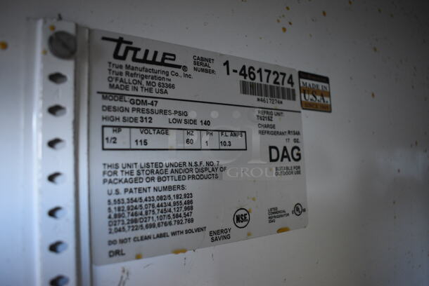 NICE! 2006 True Model GDM-47 Metal Commercial 2 Door Reach In Cooler Merchandiser w/ Poly Coated Racks. 115 Volts, 1 Phase. 54x29x79. Tested and Working! - Image 7 of 8