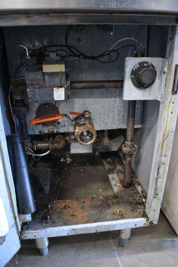 NICE! Frymaster Model GF40SD Stainless Steel Commercial Floor Style Natural Gas Powered Deep Fat Fryer w/ Metal Fry Baskets. 122,000 BTU. 15.5x31x52 - Image 5 of 6