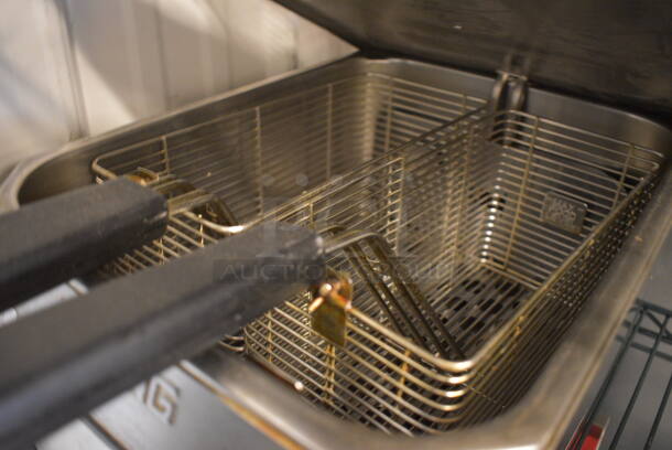 Waring Metal Countertop Electric Powered Fryer w/ 2 Metal Fry Baskets and Lid. 11.5x18x13 - Image 4 of 4