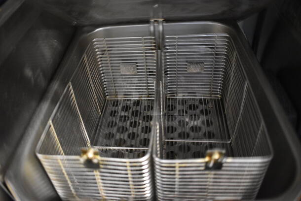 Waring Metal Countertop Electric Powered Fryer w/ 2 Metal Fry Baskets and Lid. 11.5x18x13 - Image 3 of 3