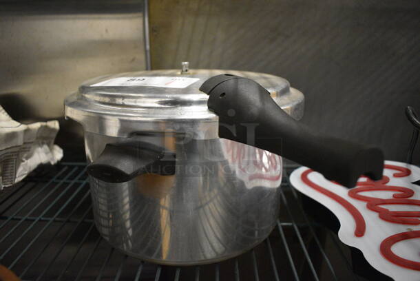 Metal Pot w/ Lid. 11x16x8 - Image 1 of 2