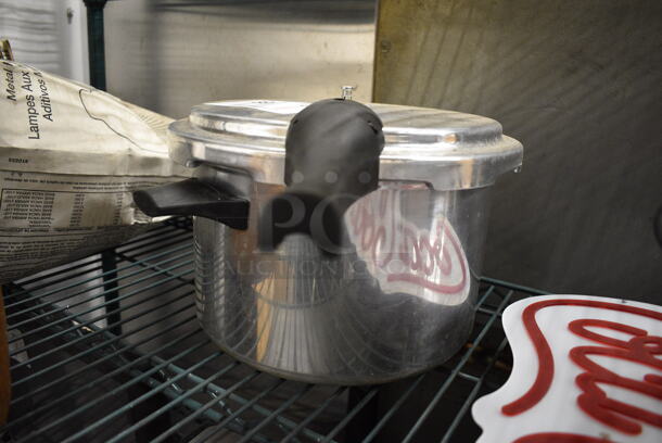 Metal Pot w/ Lid. 11x16x8 - Image 2 of 2