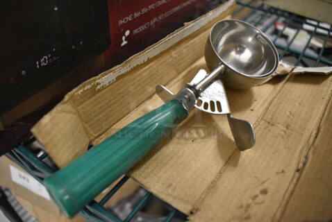 Metal Scoop. 9"