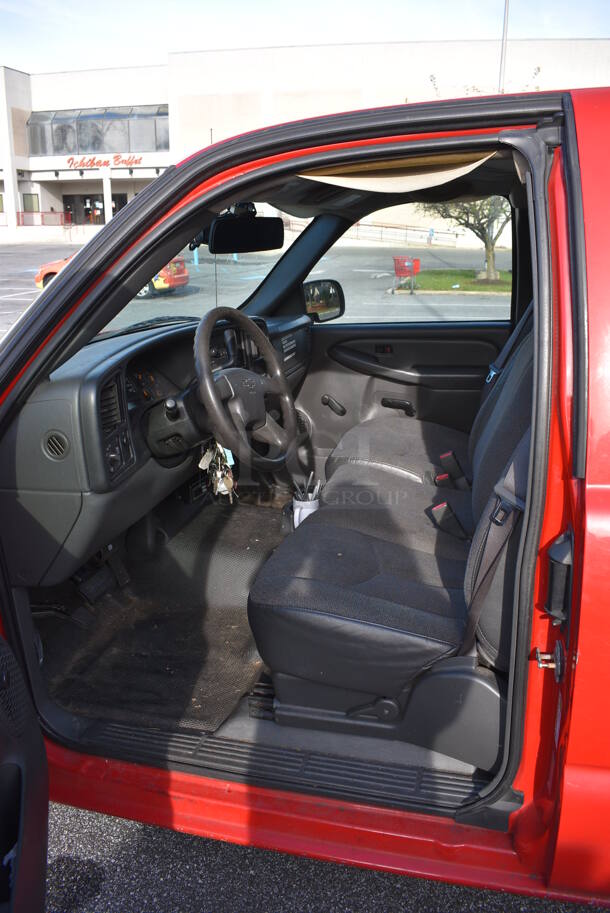 2004 Chevrolet Silverado 1500 w/ Extended Cab and Reefer Trailer Attachment; 1 Cold Compartment and 3 Hot Compartments. VIN 1GCEC19V04E303712. Odometer Reads 115,499. Vehicle Runs and Drives! Title Is Free and Clear. See Lot 2 For Additional Pictures! - Image 4 of 12