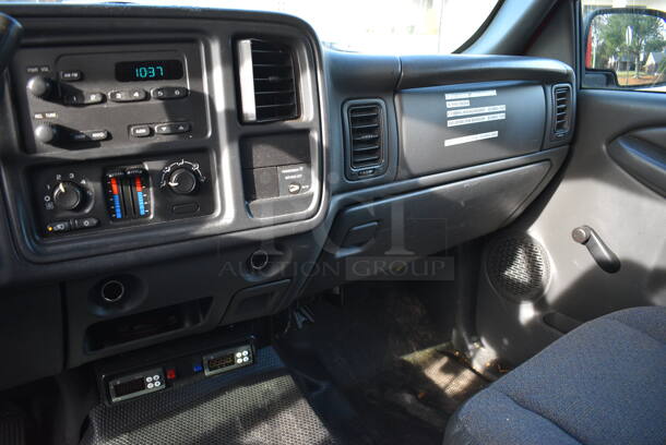 2004 Chevrolet Silverado 1500 w/ Extended Cab and Reefer Trailer Attachment; 1 Cold Compartment and 3 Hot Compartments. VIN 1GCEC19V04E303712. Odometer Reads 115,499. Vehicle Runs and Drives! Title Is Free and Clear. See Lot 2 For Additional Pictures! - Image 5 of 12