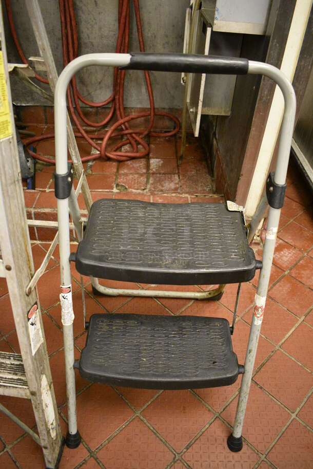 2 Metal Ladders. 4', 3'. 2 Times Your Bid! - Image 3 of 3