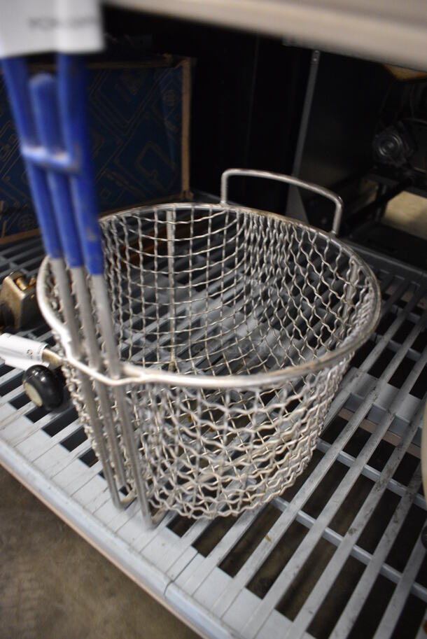 Metal Cylindrical Fry Basket. 10x10x15 - Image 2 of 2