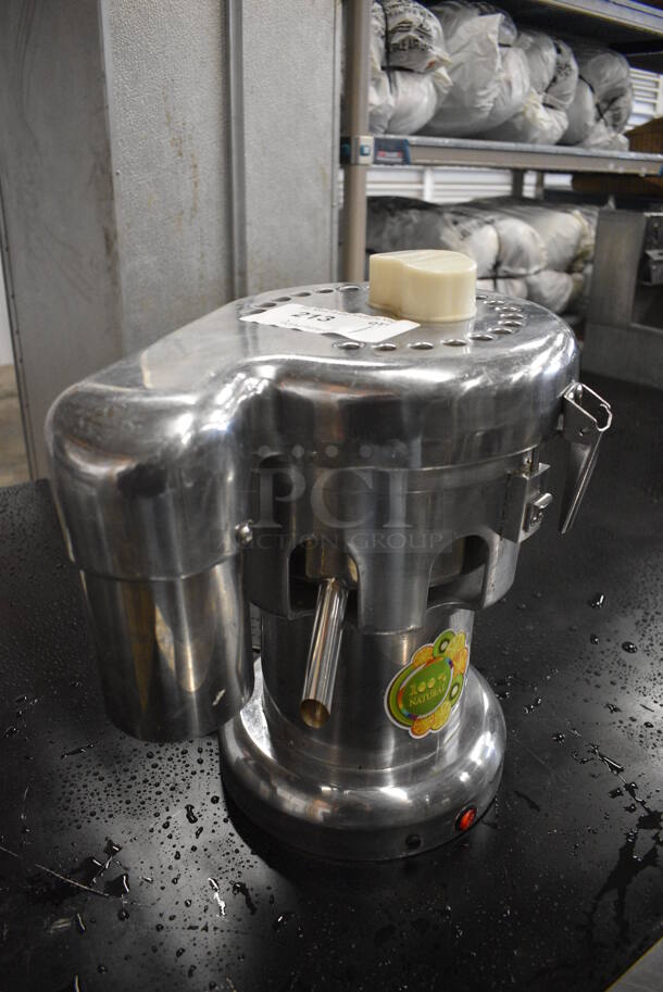 NICE! Model WF-A3000 Stainless Steel Commercial Countertop Juicer. 110 Volts, 1 Phase. 14x10x16. Tested and Working!