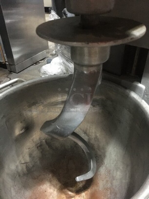 Hobart 30 Quart Floor Style Planetary Mixer! Model D300 Serial 14890A5! 208V 3 Phase! With Bowl And Hook!  - Image 5 of 11