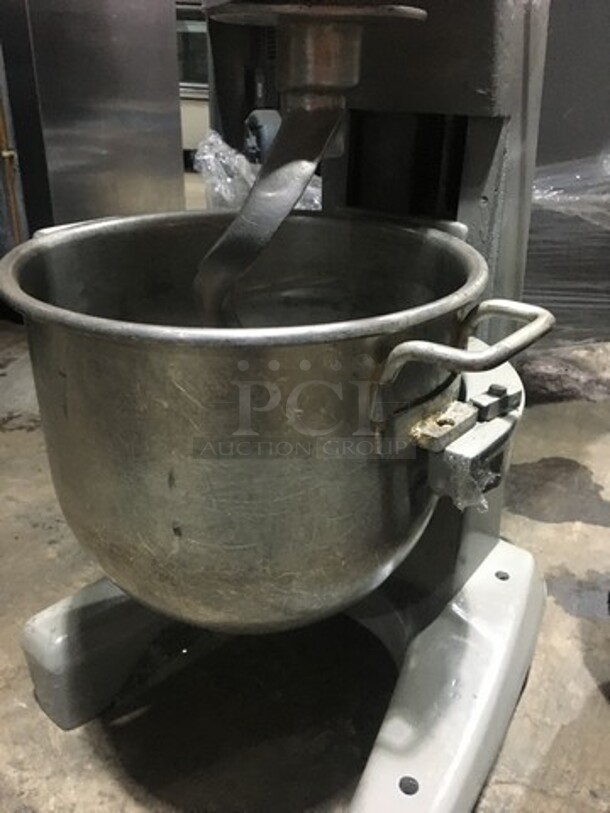 Hobart 30 Quart Floor Style Planetary Mixer! Model D300 Serial 14890A5! 208V 3 Phase! With Bowl And Hook!  - Image 6 of 11
