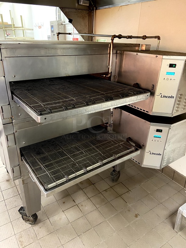 (Set) Lincoln 1600-002 Conveyor Ovens on casters. Natural Gas. Tested & working! Excellent condition and very clean!! ** $1,700 FEE TO HAVE OVENS REMOVED & PREPARED FOR SHIPPING **  Fee + Shipping. NOT NEGOTIABLE. - Image 10 of 12