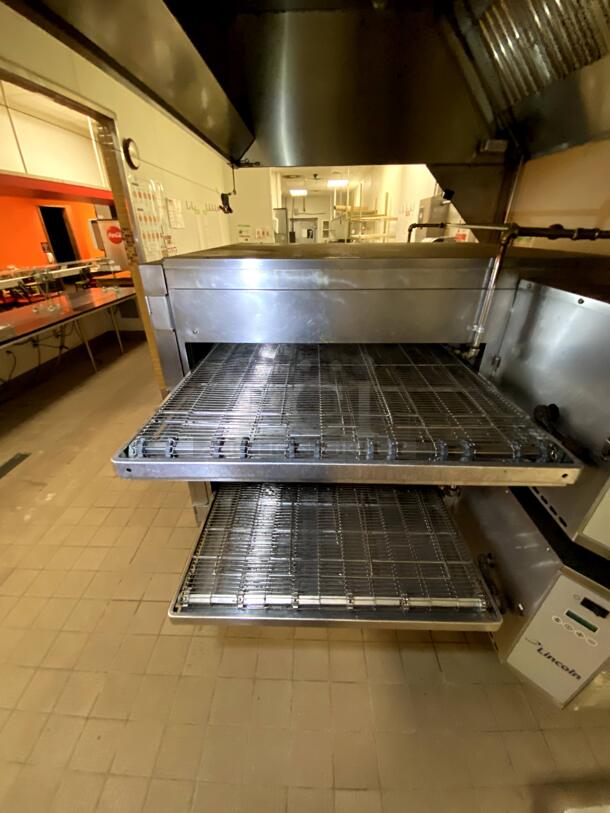 (Set) Lincoln 1600-002 Conveyor Ovens on casters. Natural Gas. Tested & working! Excellent condition and very clean!! ** $1,700 FEE TO HAVE OVENS REMOVED & PREPARED FOR SHIPPING **  Fee + Shipping. NOT NEGOTIABLE. - Image 3 of 12