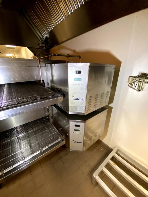 (Set) Lincoln 1600-002 Conveyor Ovens on casters. Natural Gas. Tested & working! Excellent condition and very clean!! ** $1,700 FEE TO HAVE OVENS REMOVED & PREPARED FOR SHIPPING **  Fee + Shipping. NOT NEGOTIABLE. - Image 4 of 12