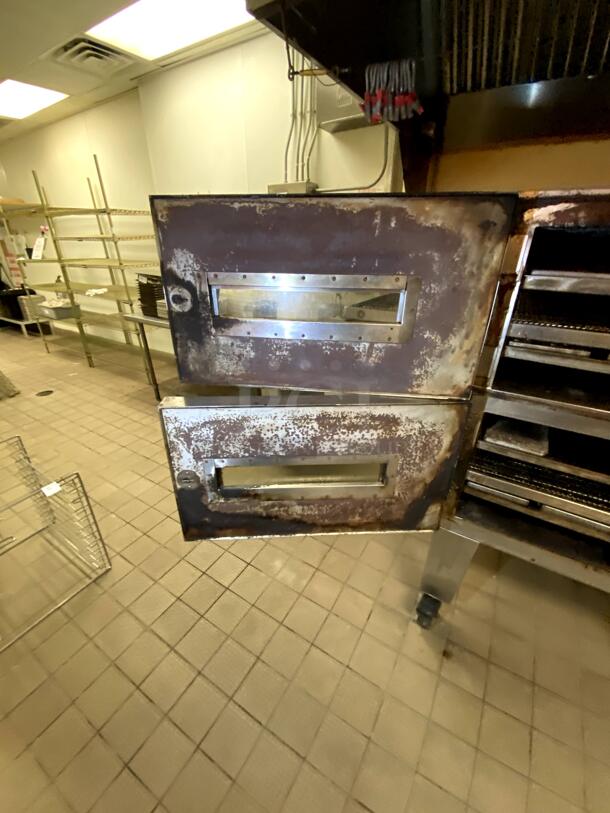 (Set) Lincoln 1600-002 Conveyor Ovens on casters. Natural Gas. Tested & working! Excellent condition and very clean!! ** $1,700 FEE TO HAVE OVENS REMOVED & PREPARED FOR SHIPPING **  Fee + Shipping. NOT NEGOTIABLE. - Image 8 of 12