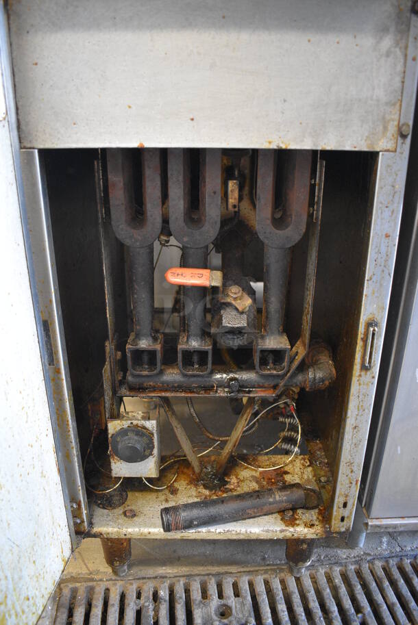 GREAT! Superior Model EF3 Stainless Steel Commercial Floor Style Natural Gas Powered Deep Fat Fryer w/ 2 Metal Fry Baskets. 90,000 BTU. 15.5x30x47 - Image 5 of 6