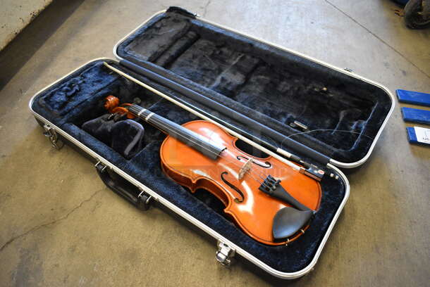 2016 Strobel Model ML80C Wooden Half Size Violin w/ Bow in Hard Case. 27x10x5