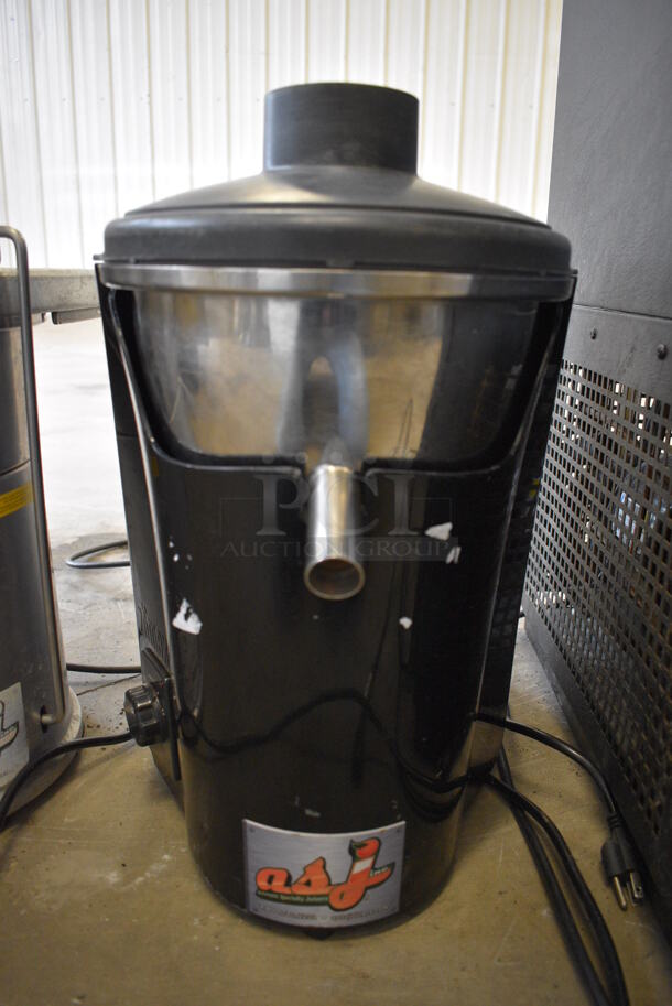 NICE! Zumex Metal Commercial Countertop Automatic Specialty Juicer. 12x17x19. Tested and Does Not Power On - Image 5 of 9