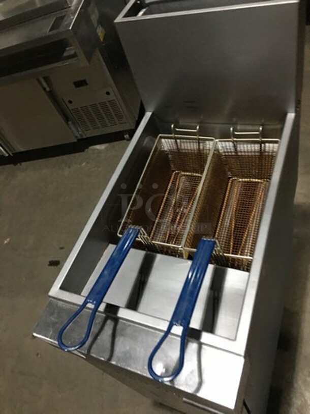 Vulcan Commercial Natural Gas Powered Deep Fat Fryer! With 4 Burners! With Backsplash! With 2 Metal Frying Baskets! All Stainless Steel! On Casters! - Image 5 of 8