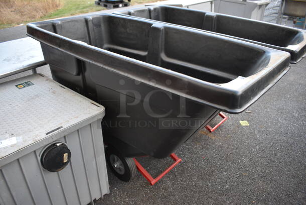 Rubbermaid Black Poly Trash Bin w/ Lid on 2 Casters. 26x55x35 - Image 1 of 3