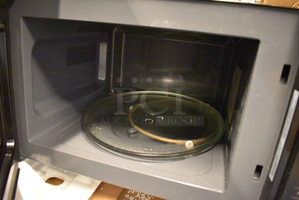 BRAND NEW IN BOX! Magic Chef Countertop Microwave Oven. 20x15x12 - Image 4 of 4