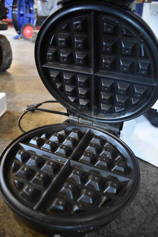 IN ORIGINAL BOX! Oster Countertop Waffle Maker. 7.5x9.5x4.5 - Image 3 of 4