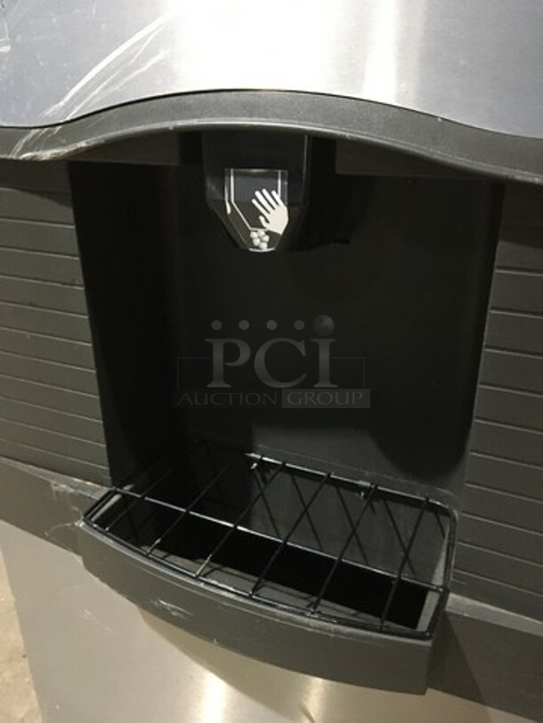 Manitowoc Commercial Ice Making Machine! With Ice Bin/Ice Dispenser! All Stainless Steel! Model ID0303W161 Serial 1120499835! 115V 1Phase! Ice Bin Model SPA310 610188490! 115V 1Phase! On Legs! 2 X Your Bid! Makes One Unit! - Image 6 of 10