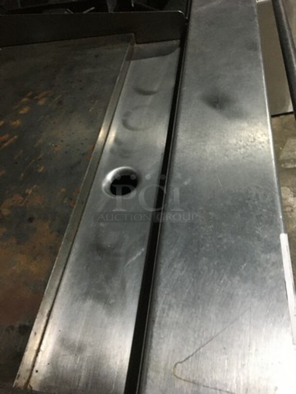 Amazing! RARE FIND! Vulcan Natural Gas Powered 2 Burner Range With 24 Inch Flat Top Grill! With Full Size Convection Oven Underneath! With Metal Racks! Model 36C24GT2BN Serial 481830709! On Commercial Casters! - Image 6 of 12