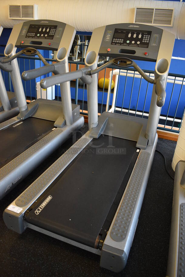 NICE! Life Fitness Model 95T Metal Heavy Duty Commercial Floor Style Treadmill w/ Heart Rate Sensors and Cup Holders. 120 Volts, 1 Phase. BUYER MUST REMOVE. 36x84x65. Tested and Working! (upstairs) This Unit Will Be Moved Down To The First Floor Before Pick Up Day Begins! - Image 3 of 8