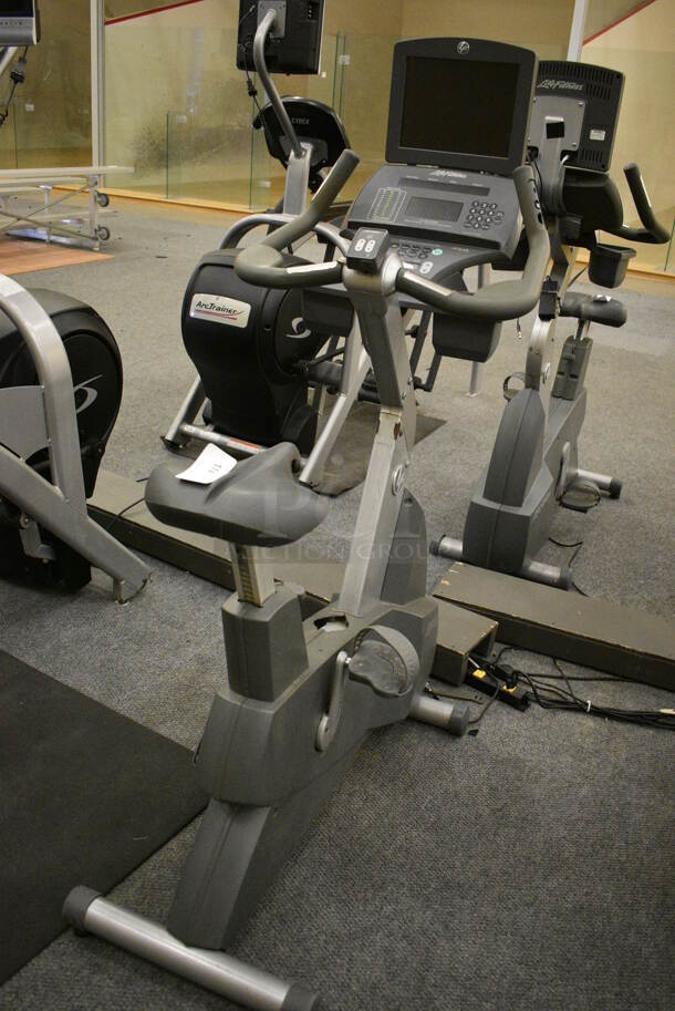 GREAT! Life Fitness Model 95ci Metal Floor Style Upright Stationary Bicycle. BUYER MUST REMOVE. 24x50x63. Tested and Working! (lobby)
 - Image 2 of 7
