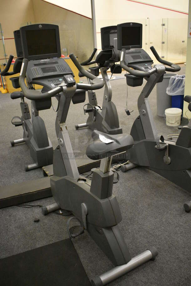 GREAT! Life Fitness Model 95ci Metal Floor Style Upright Stationary Bicycle. BUYER MUST REMOVE. 24x50x63. Tested and Working! (lobby)
 - Image 3 of 7