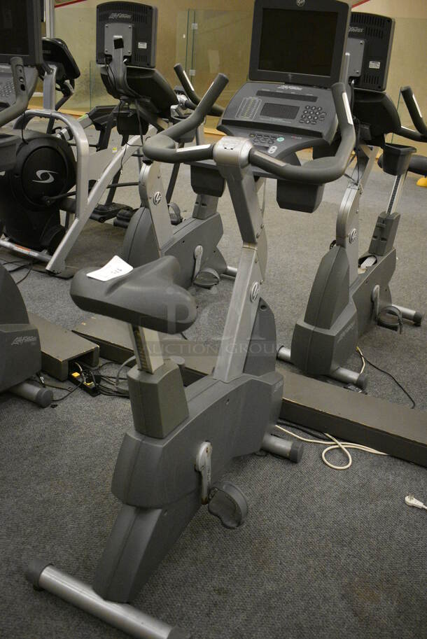 GREAT! Life Fitness Model 95ci Metal Floor Style Upright Stationary Bicycle. BUYER MUST REMOVE. 24x50x63. Tested and Working! (lobby)
 - Image 2 of 7