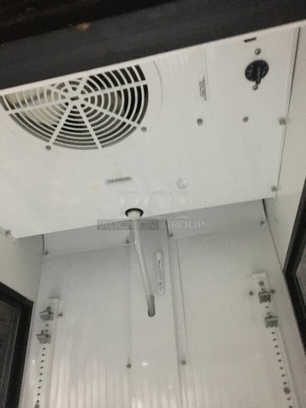 True Commercial Single Door Reach In Cooler Merchandiser! With Glass On Both Sides! Model GEM23 Serial 14686560! 115V 1Phase! - Image 6 of 8