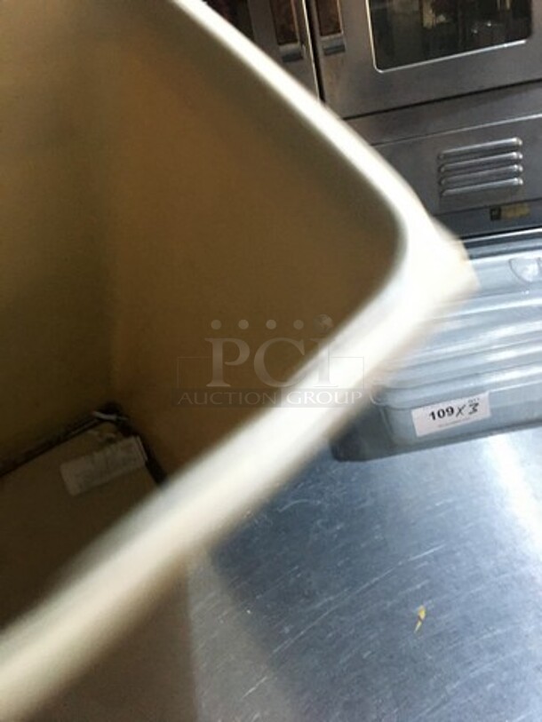 Sterilite Poly Garbage Bin! - Image 3 of 5