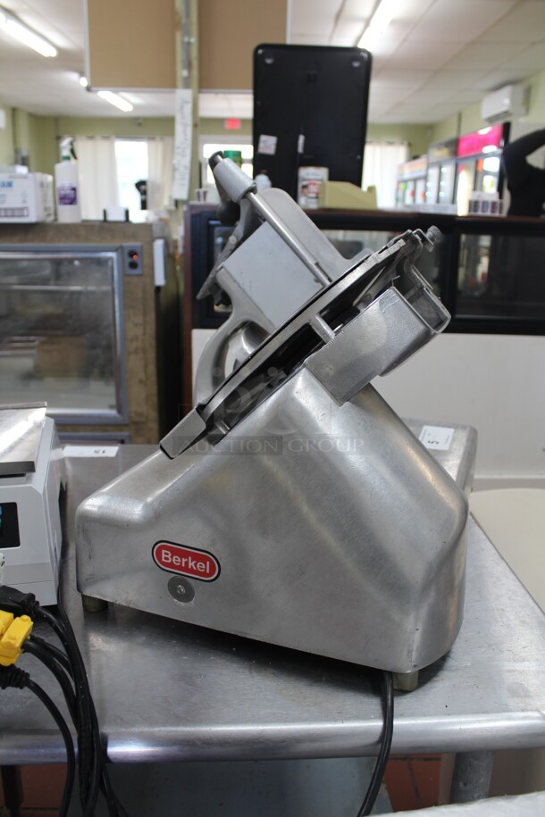 GREAT FIND! Berkel Model 909FS Commercial Countertop Meat/Cheese Slicer. 24.5x18x20.5. 115V/60Hz. Tested And Working! Shipping Is Not Available. - Image 4 of 6