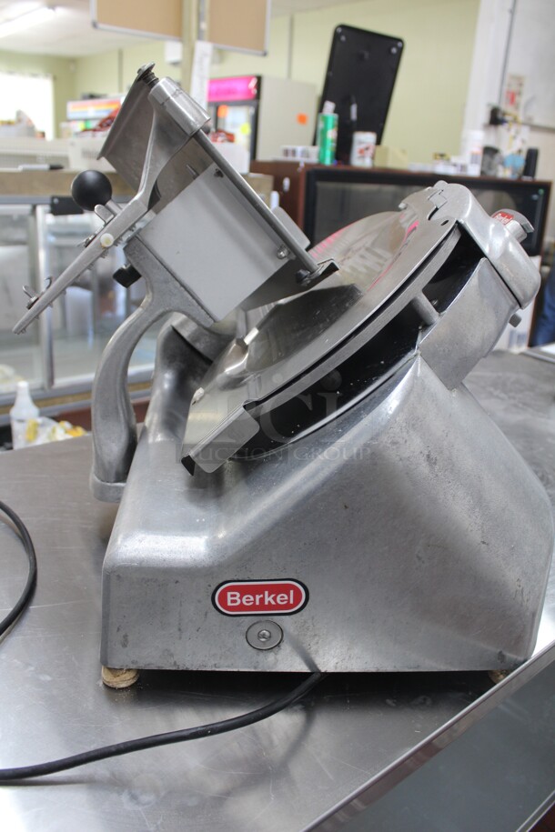 GREAT! Berkel Model 909FS Commercial Countertop Meat/Cheese Slicer With Sharpener.  18.25x22.5x21. 115V/60Hz. Tested And Working!  Shipping Is Not Available. - Image 4 of 5