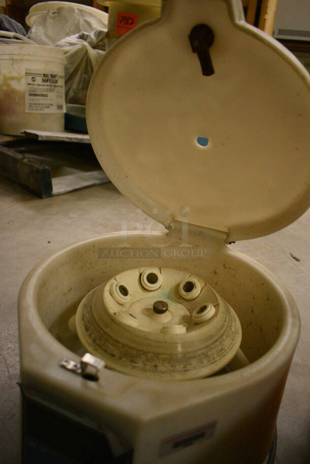 Fisher Scientific Model 228 Countertop Centrifuge. 115 Volts, 1 Phase. 11x12x9. (John N. Hall Tech - Room 121) - Image 3 of 6