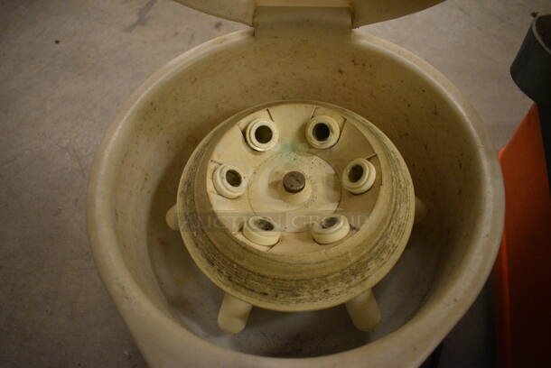 Fisher Scientific Model 228 Countertop Centrifuge. 115 Volts, 1 Phase. 11x12x9. (John N. Hall Tech - Room 121) - Image 4 of 6