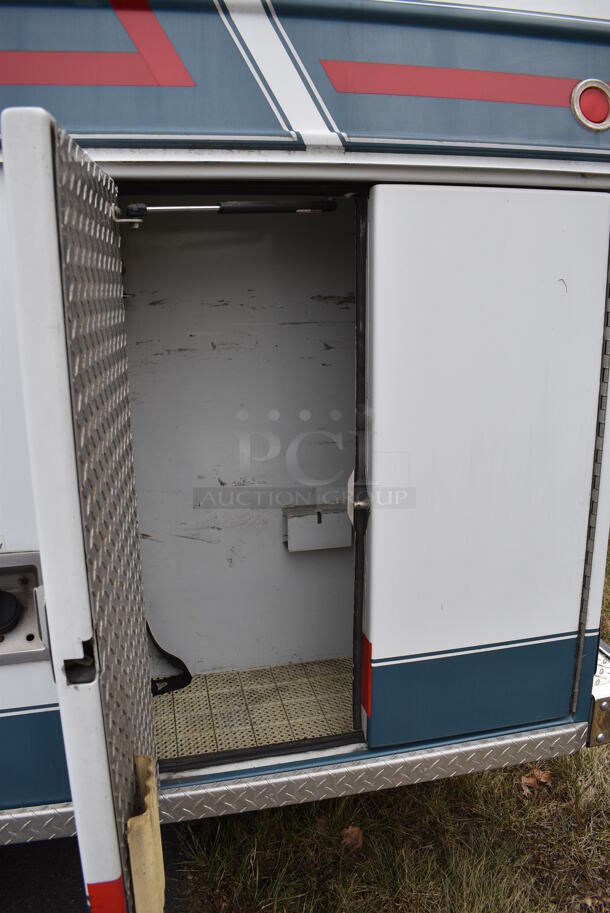1998 Braun Ford E-Super Duty Power Stroke Diesel Ambulance w/ Additional Air Conditioning In Rear Compartment and 6 Exterior Cabinets. Odometer Reads 105,207. VIN 1FDXE40F4XHA22974. Title In Hand. Vehicle Runs and Drives! See Lot #2 For Additional Pictures. This Item Needs To Be Removed On Pick Up Day: 2/10/21 - Image 4 of 12
