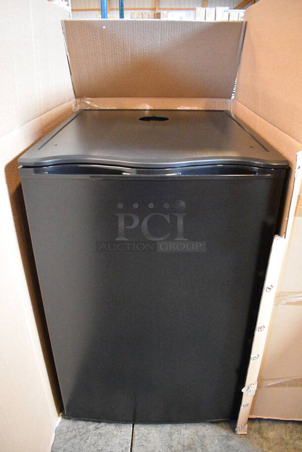 BRAND NEW! Model ZPJ-170 Metal Commercial Single Door Direct Draw Kegerator. Comes w/ Beer Tower! 21x25.5x33. Tested and Working!